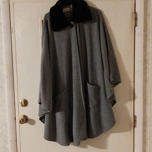 Seventh Avenue wool cape with faux fur colkar